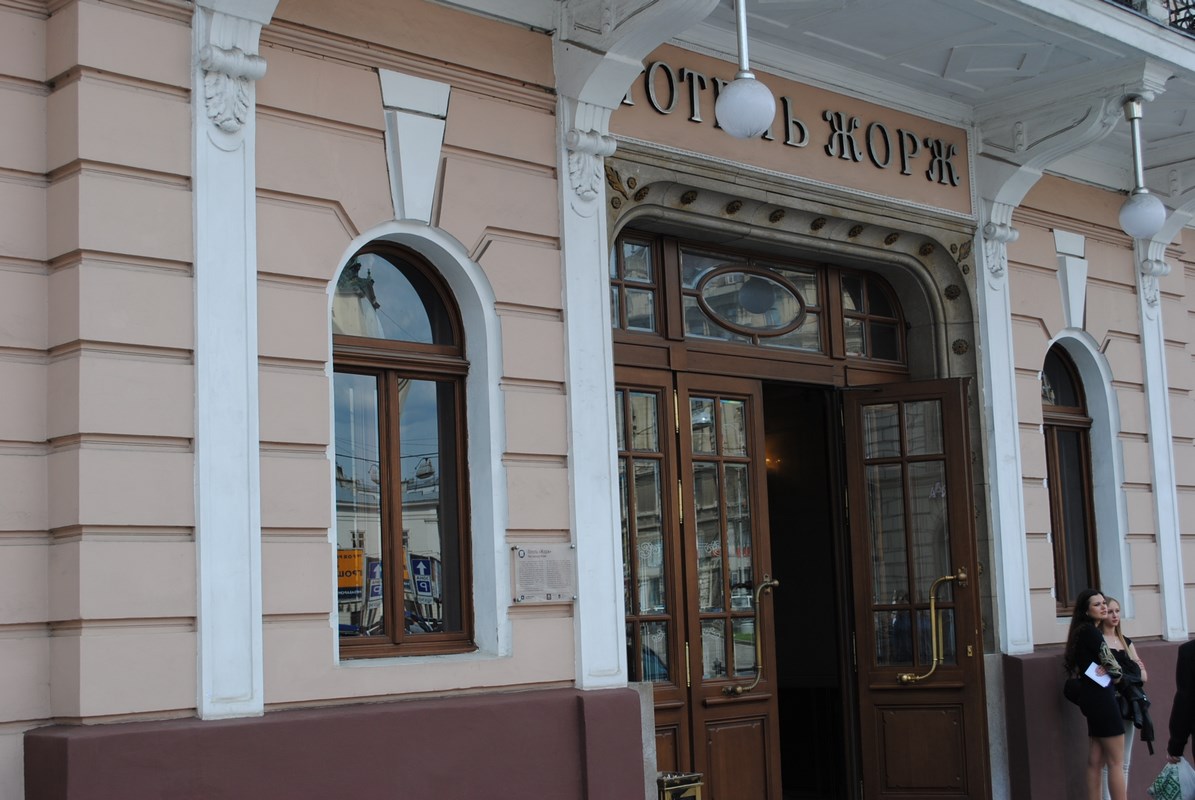 вхід в готель Жорж, оренда квартири Львів